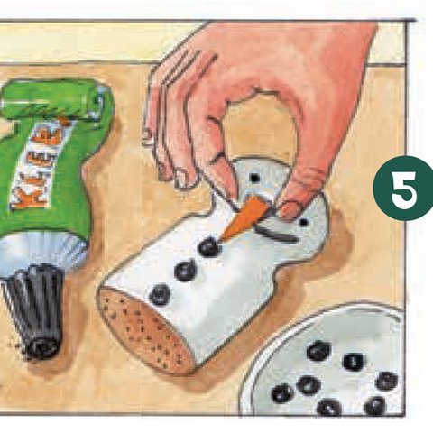 Korkenschneemann Karottennase und Knöpfe ankleben