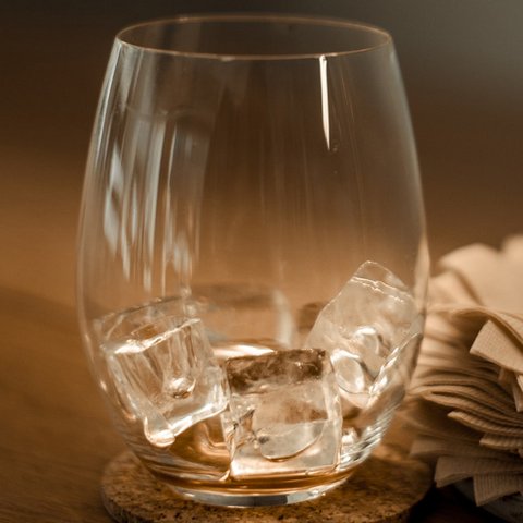 Leeres Glas Leeres Glas mit Eiswürfeln
