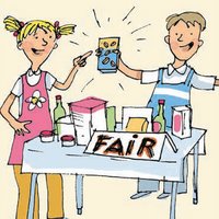 Zwei Kinder verkaufen an Stand faire Produkte.