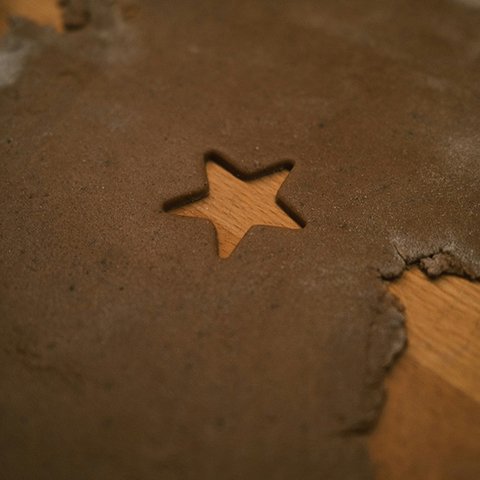 Ausgerollter Teig mit ausgestochenem Stern