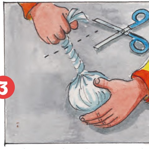 Mit Händen Luft aus Tüte drücken und Zipfel zudrehen.