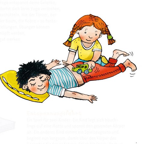 Sitzendes Mädchen massiert liegendem Jungen den Rücken mit grünem Spielzeugauto.