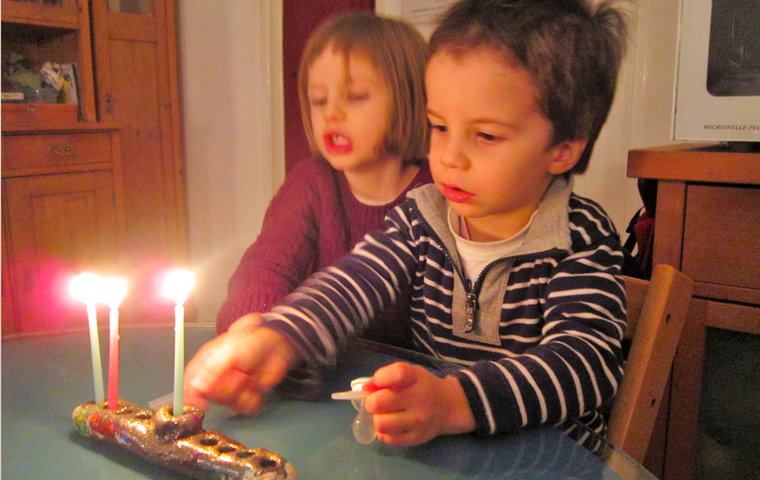 Chanukka 5 Kinder mit Chanukka-Leuchter