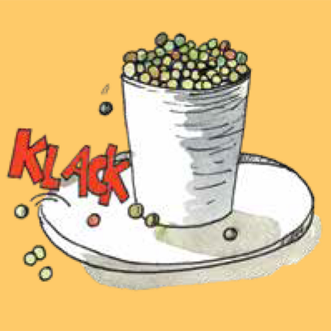 Erbsen klackern aus Becher auf Teller