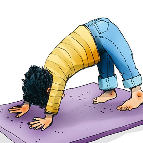 Kind in Yoga-Position "herabschauender Hund" auf lila Matratze