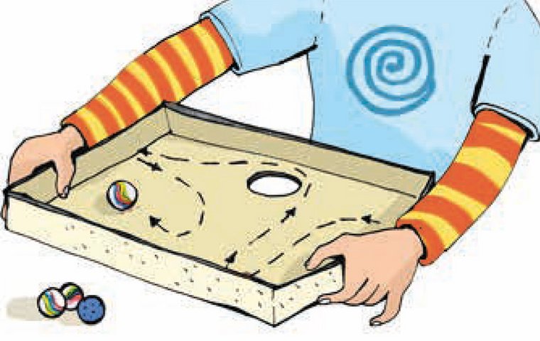 Kind hält Murmellabyrinth aus Schuhkartondeckel.