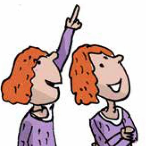 Eins von zwei rothaarigen Kindern in lila Kleidern zeigt mit dem Finger nach oben.