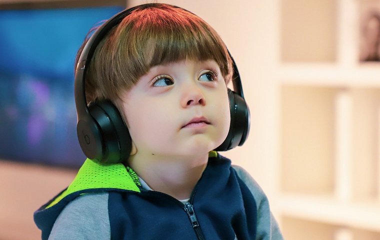 Kind mit Kopfhörer