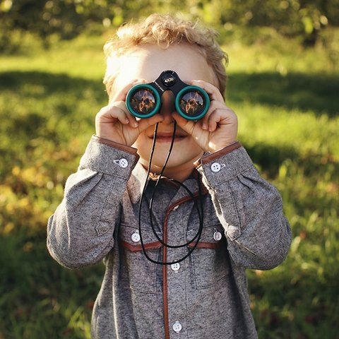 Schau in die Zukunft Kind mit Fernglas