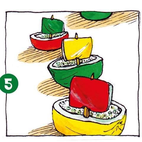 3 bunte Paprikaboote mit Segeln