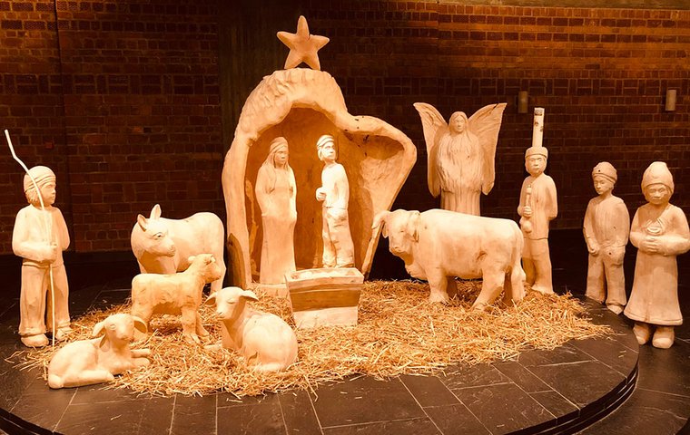Geschnitzte Weihnachtskrippe
