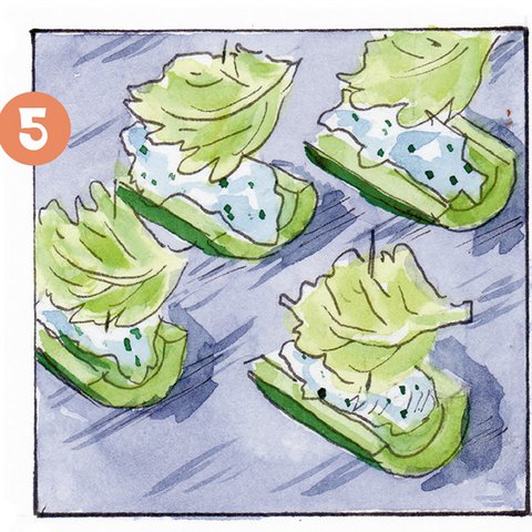 Vier Gurkenboote mit Segeln aus Salatblättern und Zahnstochern.