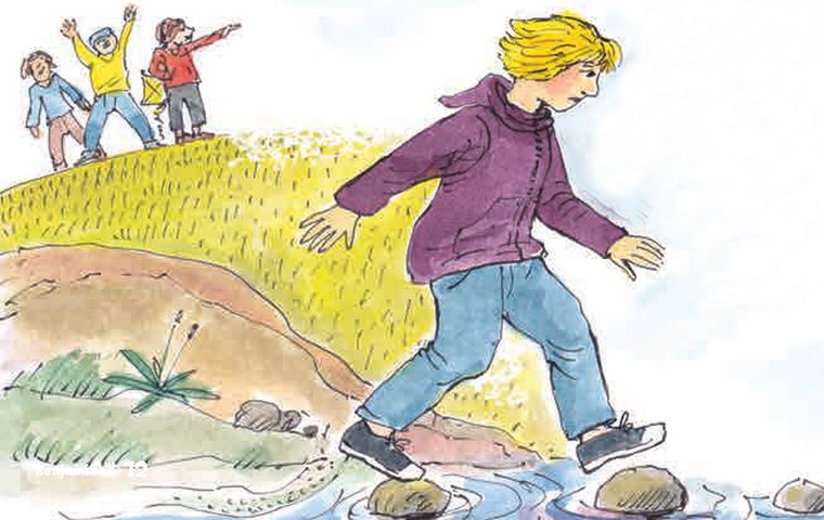 Nicklas überquert den Bach über Steine. Im Hintergrund die johlenden Kinder.