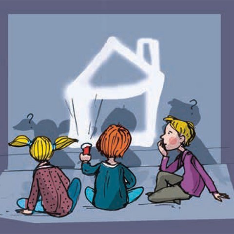 Kind malt mit Taschenlampenlicht Haus auf Wand und zwei andere Kinder schauen zu.