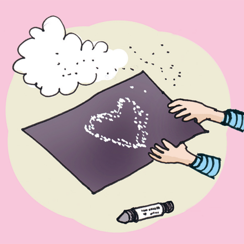 Violettes Papier mit weißem Herz