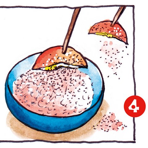 Apfelspieße in Zimtzucker dippen