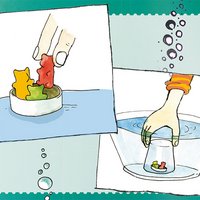 Gummibärchen mit Glasglocke unter Wasser tauchen