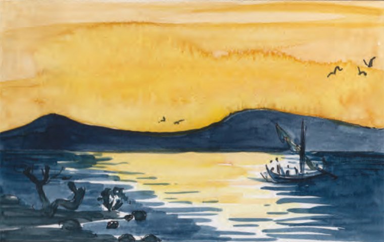 Der ruhig liegende See in der Abendsonne.