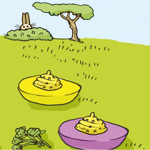 Osterhase schaut auf bunte Eihälften auf Wiese.