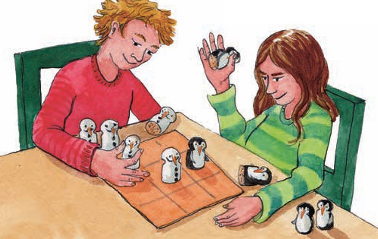 Zwei Kinder sitzen an Tisch und spielen Tic-Tac-Toe.