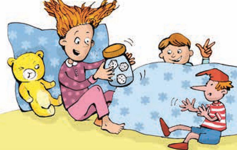 Zwei Kinder mit Würfelglas im Bett mit gelbem Teddy und Kasperlpuppe