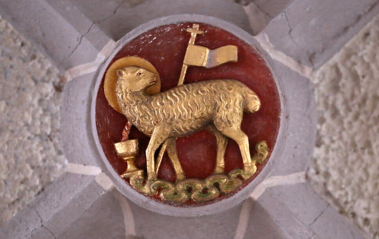 Schlussstein eines Kreuzrippengewölbes mit der Darstellung des Osterlamms 