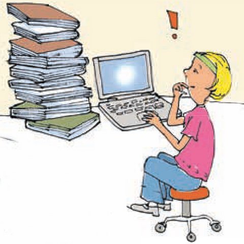 Kind sitzt an Schreibtisch mit Laptop und Aktenordnern