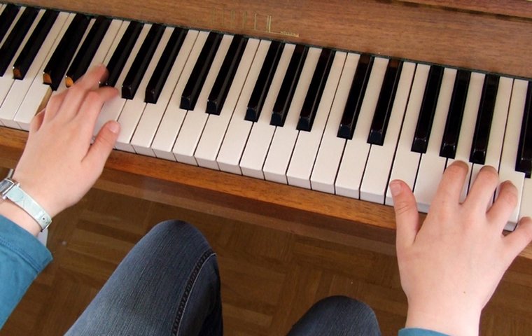 Kinderhände spielen Klavier