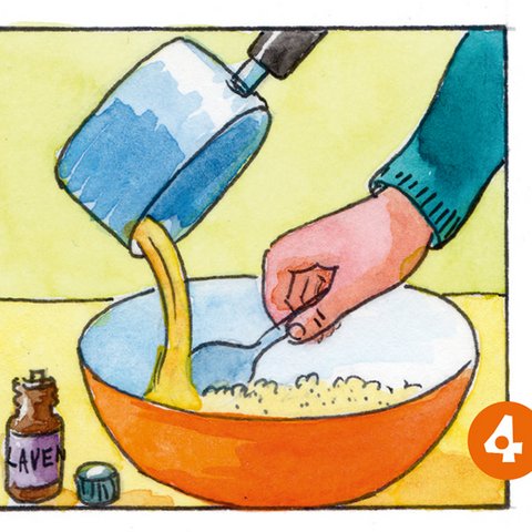Flüssige Kakaobutter aus Kochtopf in orange Schüssel mit Zutaten schütten.