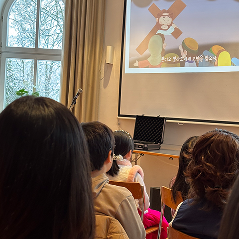 Rückenansicht von Kindern, die auf Projektion Bibelgeschichte blicken