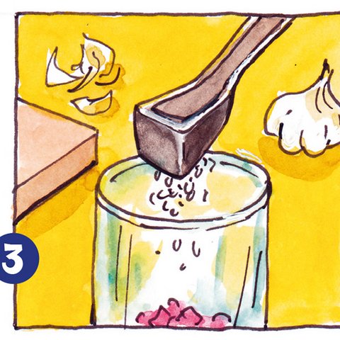 Knoblauch in Glas mit roter Bete pressen