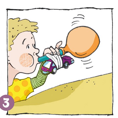 Kind bläst an Schlauch und Auto festgeklebten Ballon auf.