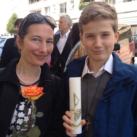 KOnfirmand mit Taufkerze und Patin mit Rose