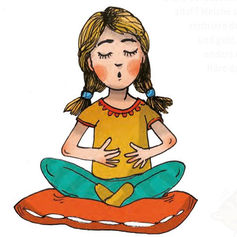 Kind sitzt im Schneidersitz auf orangem Kissen mit geschlossenen Augen und Händen auf Brustkorb.