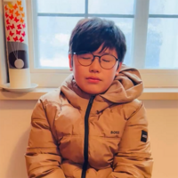 Manuel mit geschlossenen Augen