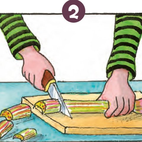 Rhabarber auf Brett in Stücke schneiden.