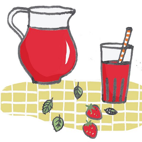 Glaskrug und Glas mit roter Erdbeerlimo.