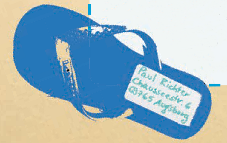 Blauer Flipflop mit Adressaufkleber