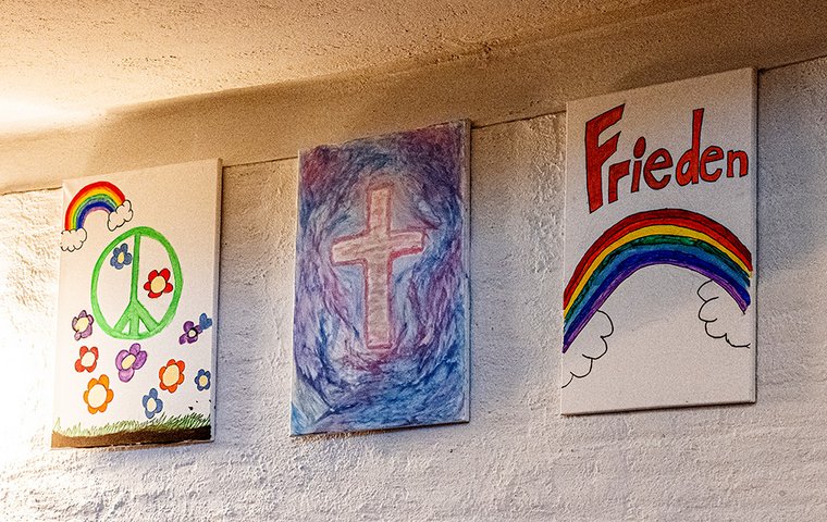 Drei bunte Gemälde zum Thema "Frieden"