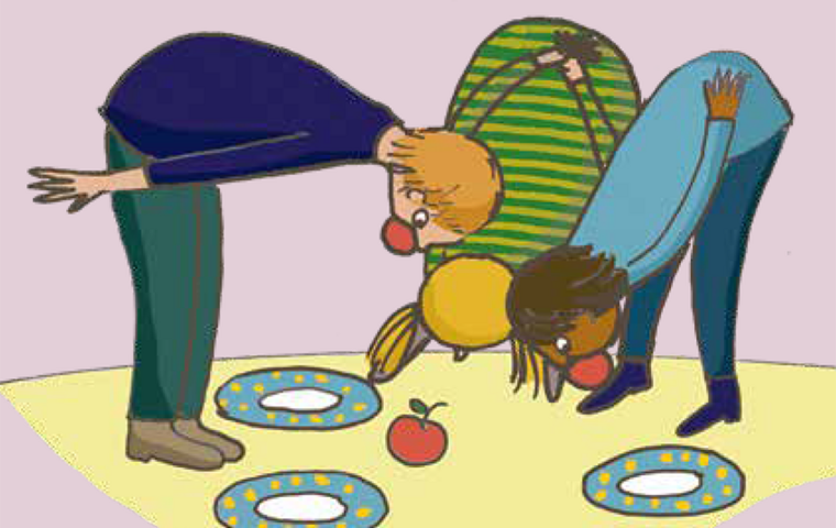 Drei Kinder versuchen, mit Mund Äpfel vom Boden auf Teller zu legen.