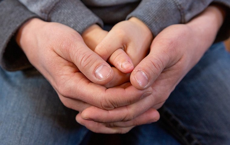 In Gottes Hand geborgen Betende Hände