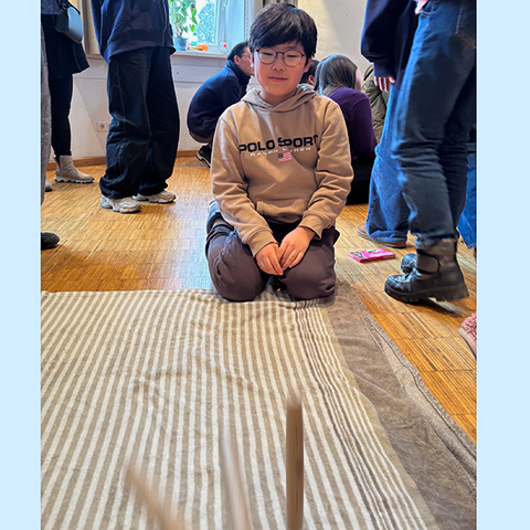 Manuel wirft Yut-Stäbe