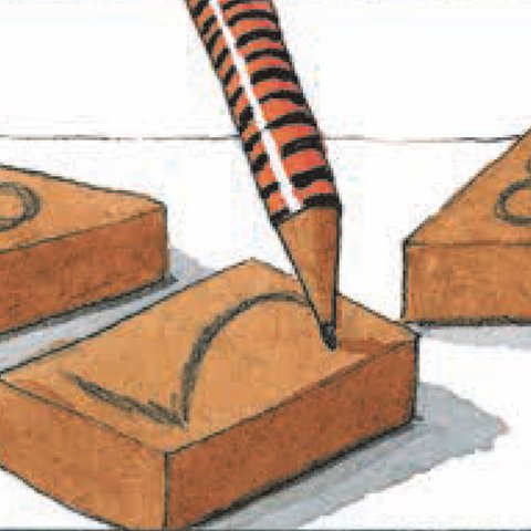 Bleistift zeichnet 2 auf braunes Holzklötzchen.