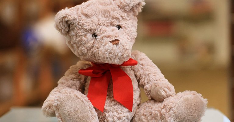 Teddy Teddybär mit roter Schleife