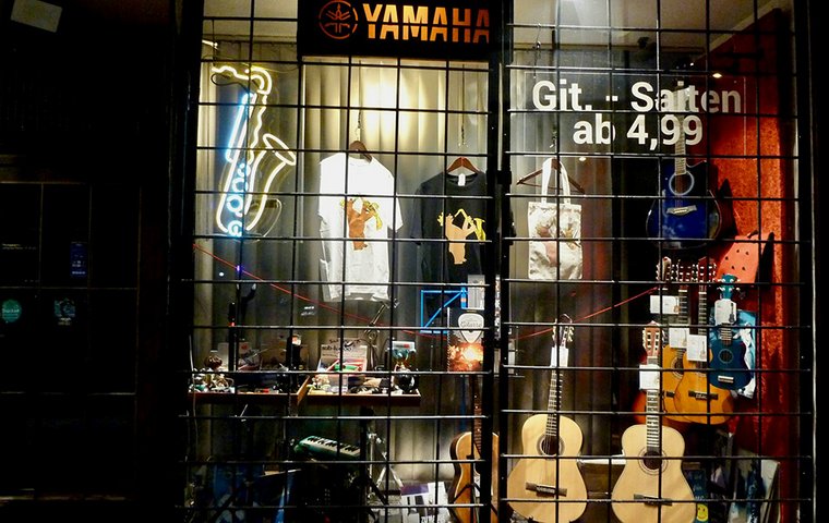 Vergittertes Schaufenster eines Musikgeschäfts