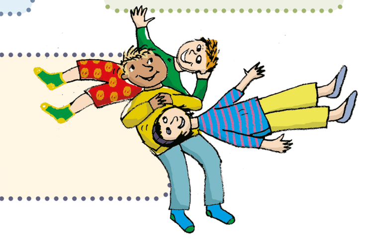 Drei bunt gekleidete Kinder liegen miteinander auf dem Boden.