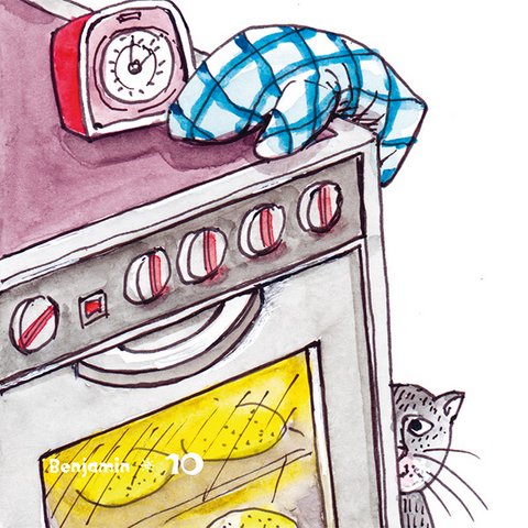 Backofen mit Matzen auf Backblech, Wecker und Katze