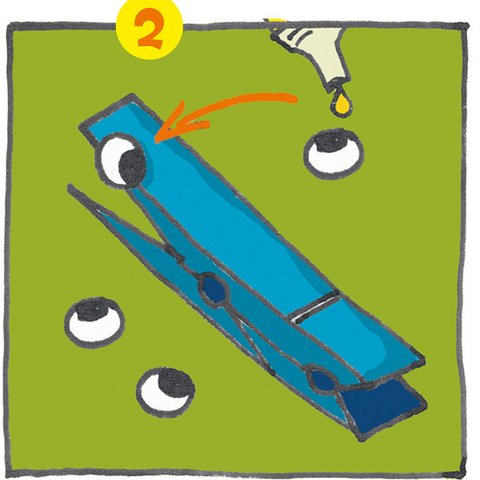 Wackelaugen auf blau angemalte Wäscheklammer kleben.