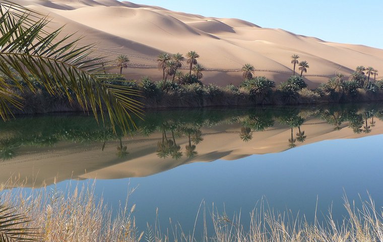 Oase See in libyscher Wüste