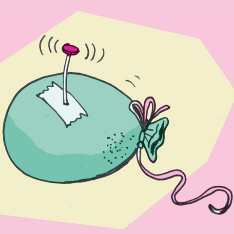 Grüner Luftballon mit Klebstreifen und Stecknadel